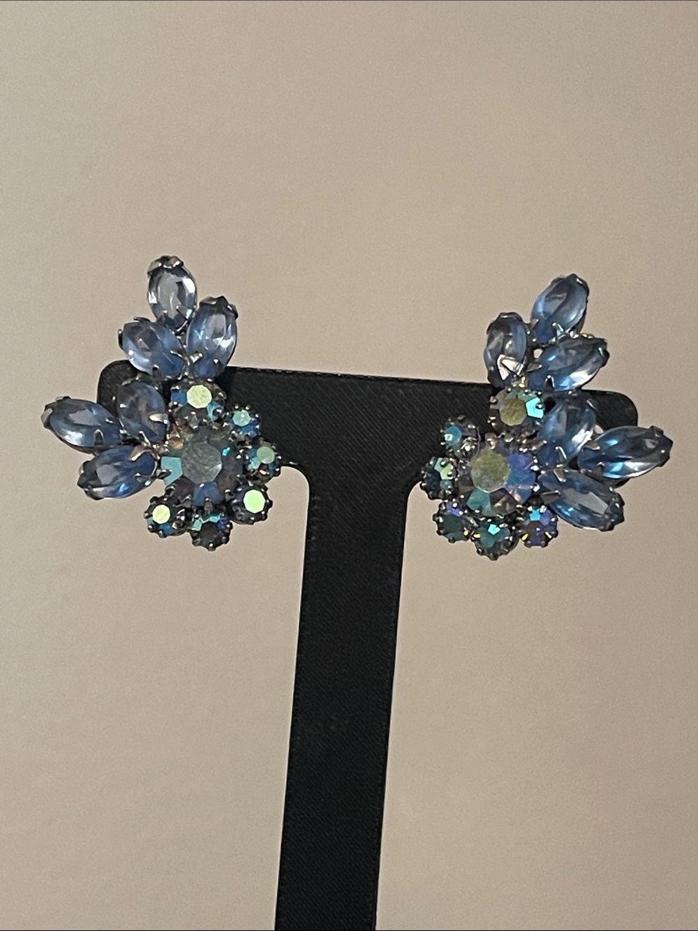 1950’s Weiss Frosted Blue Rhinestone Aurora Borealis Clip-on Earrings - Picture 9 of 12